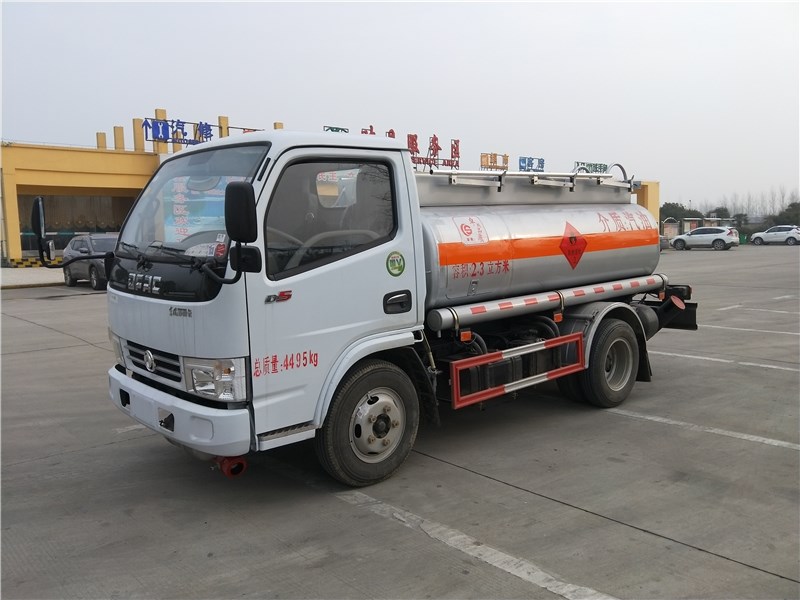 山東現(xiàn)車供應(yīng)：東風多利卡藍牌加油車